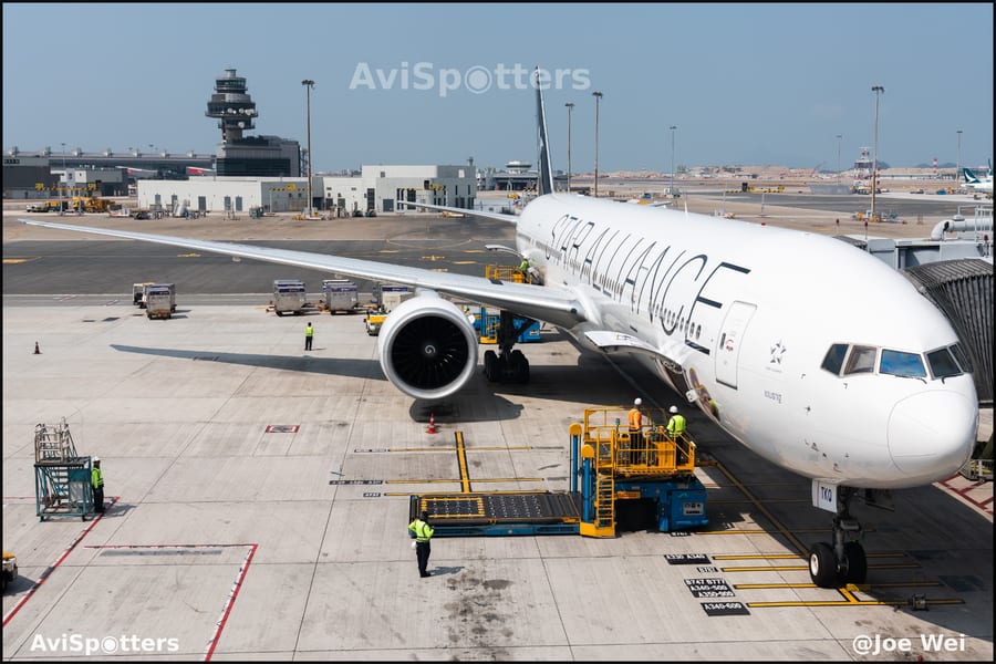 HS-TKQ Thai Airlines Star Alliance Livery 77W Loading at HKG