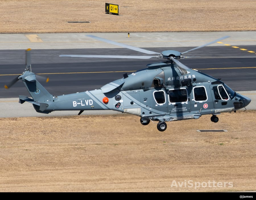 向空中救人英雄致敬