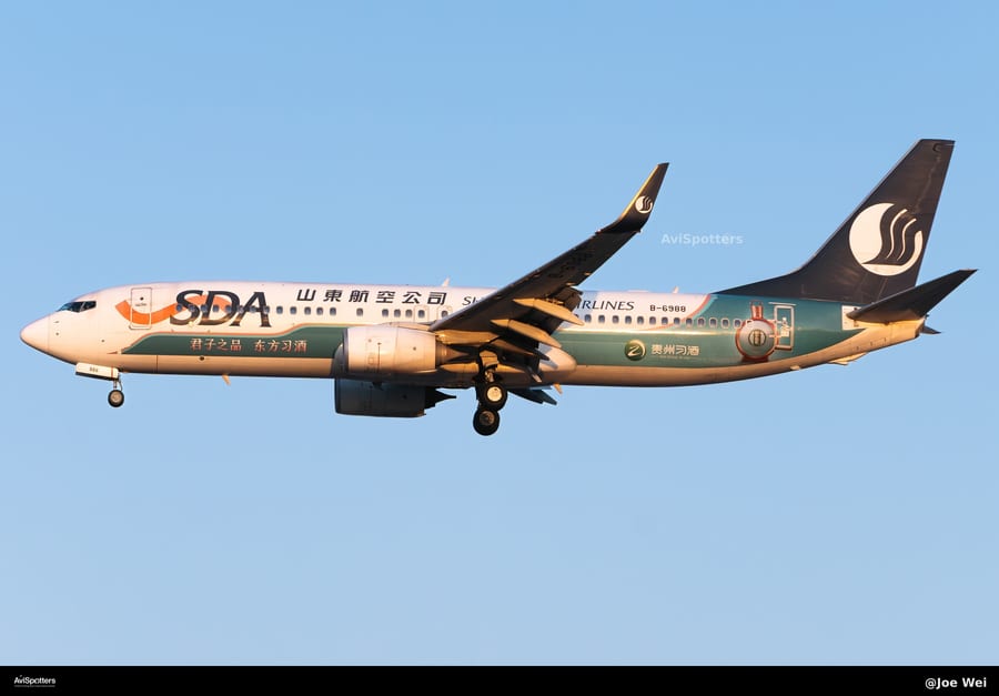 B-6988 Landing at PEK